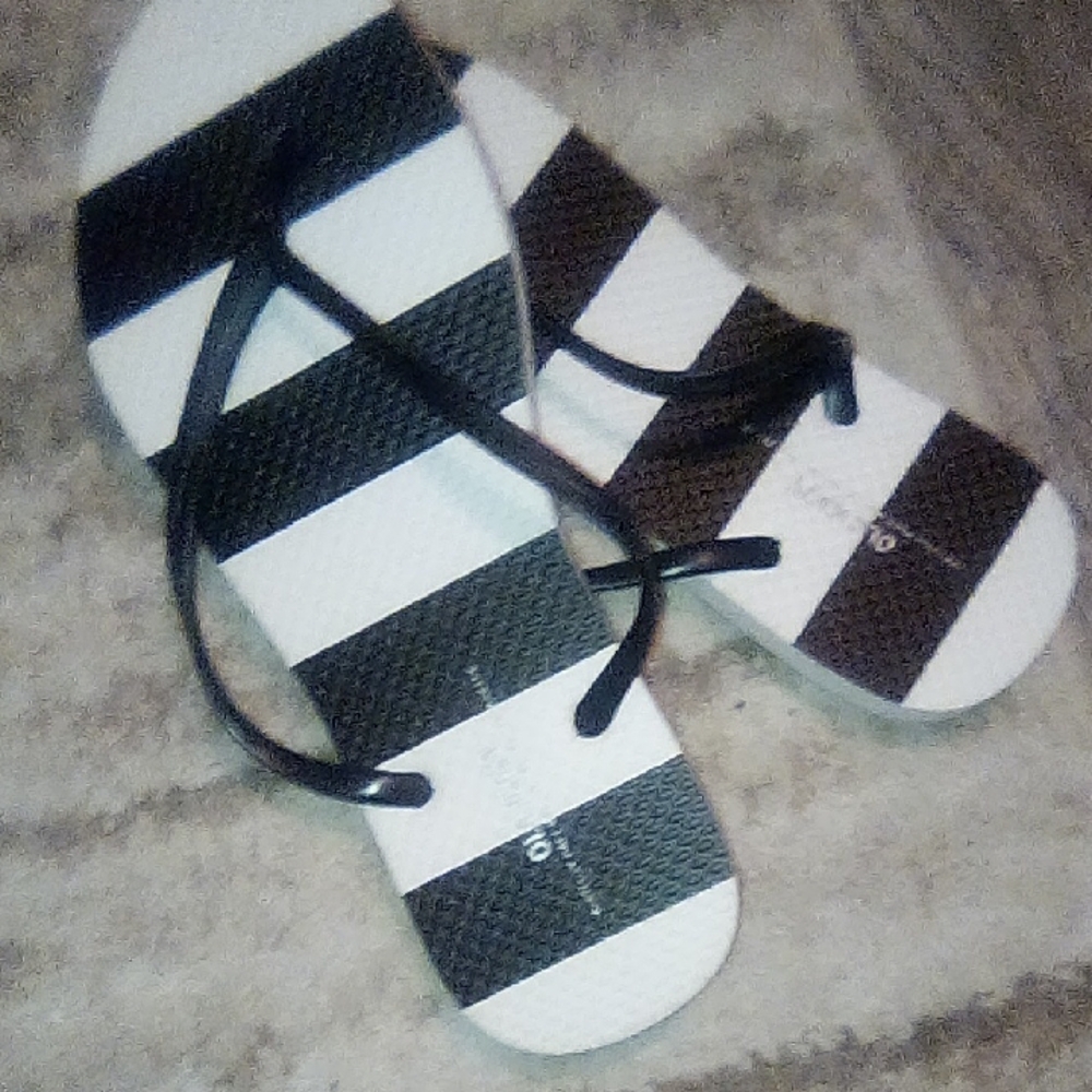 Black And White Old Navy Flip Flops SZ 6/7 WOMEN'S Nwot!